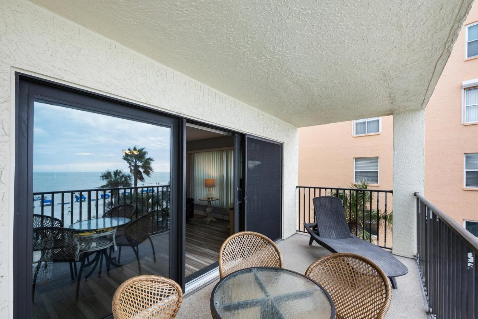201 Sandy Shores Condos St. Pete Beach Buitenkant foto